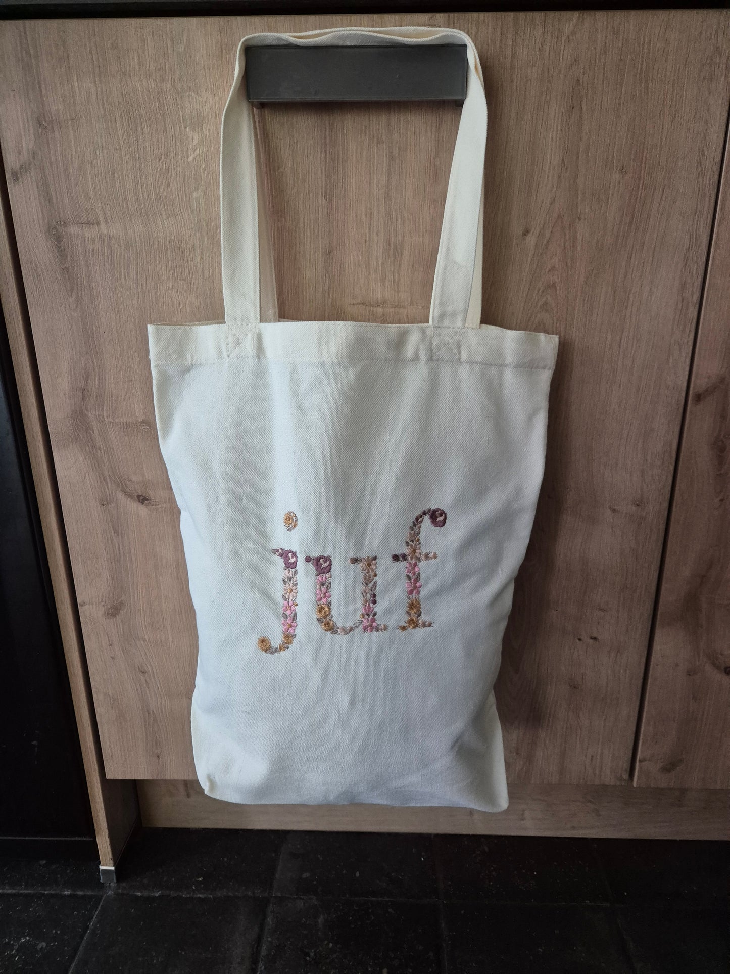 Canvas tas met geborduurde tekst in bloemen "Juf"