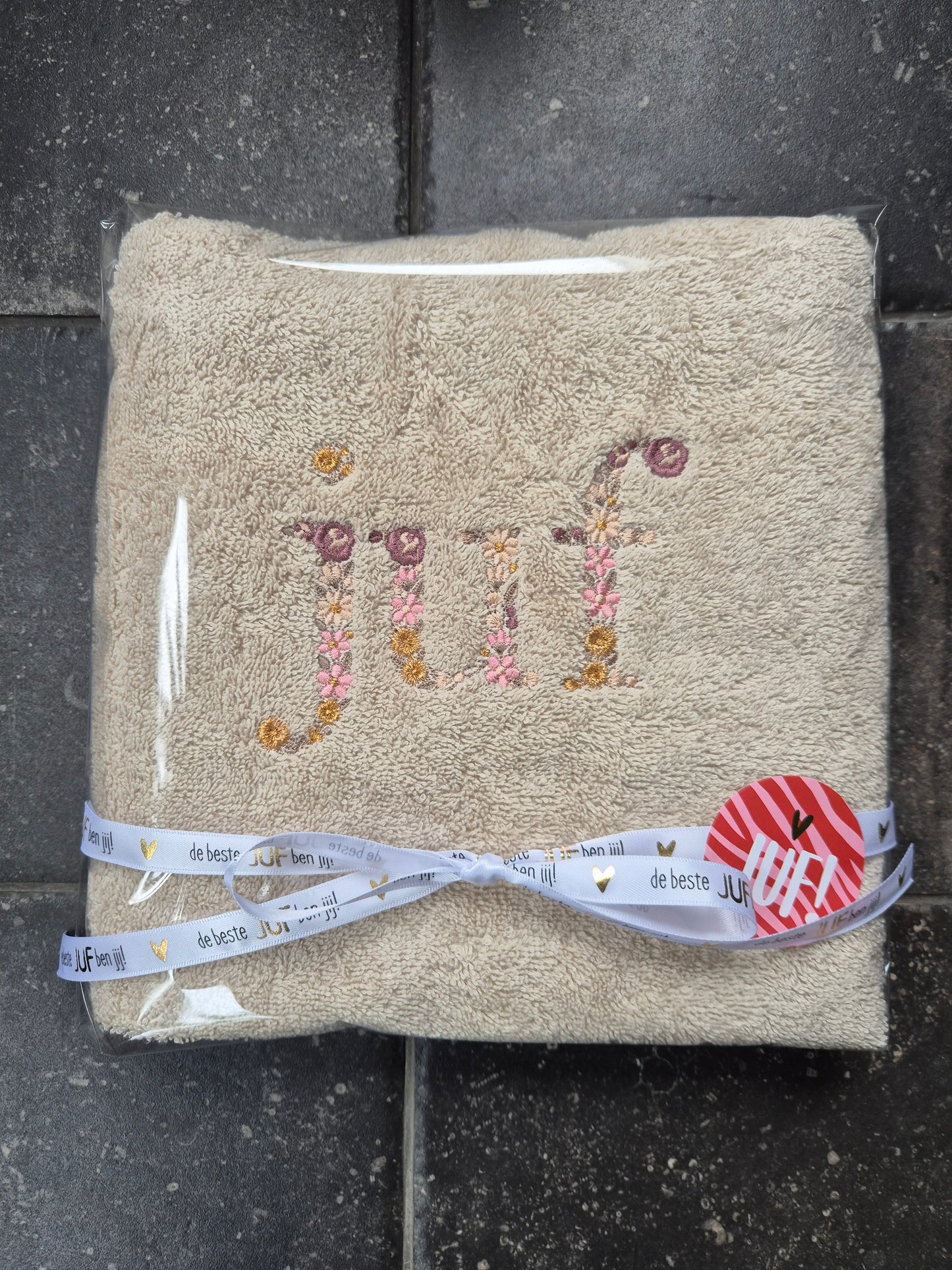handdoek met geborduurde tekst 'juf' in bloemmotief