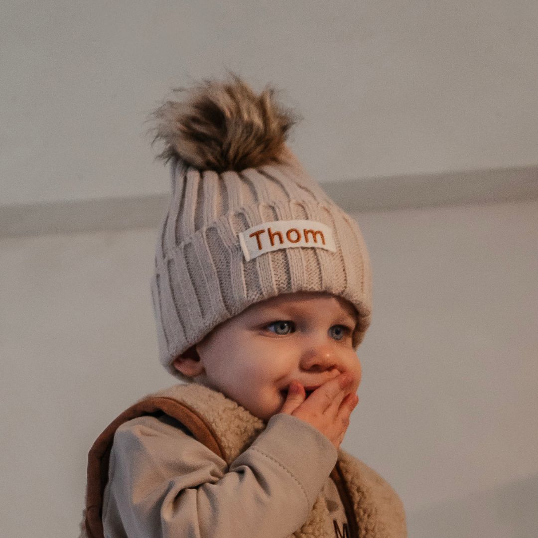 Gebreide muts met naam (verschillende kleuren)