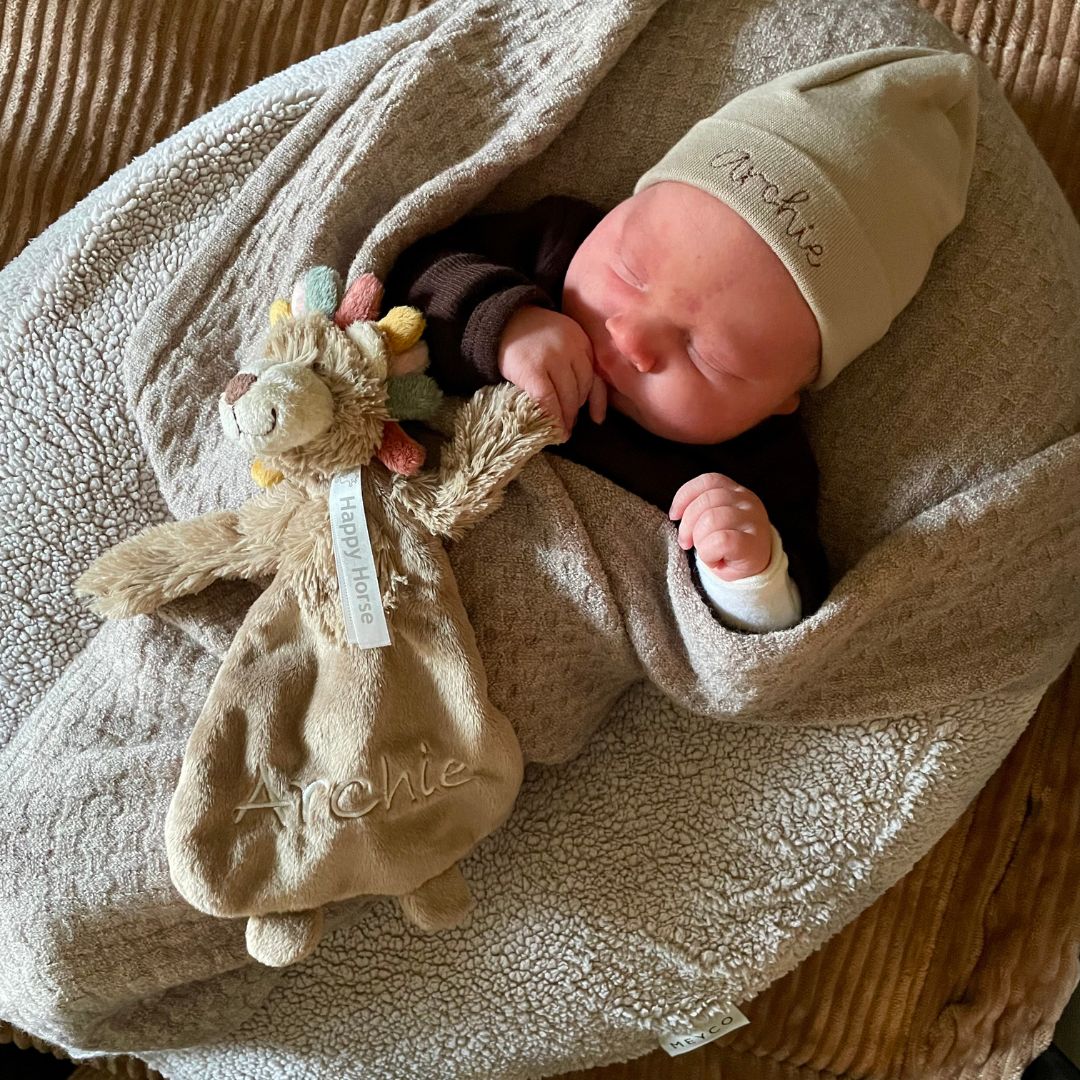 Babymuts met naam (verschillende kleuren)