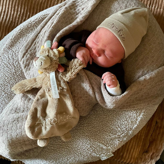 Babymuts met naam (verschillende kleuren)