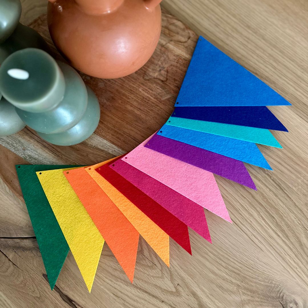 Vlaggenlijn met naam van vilt (verschillende kleuren)