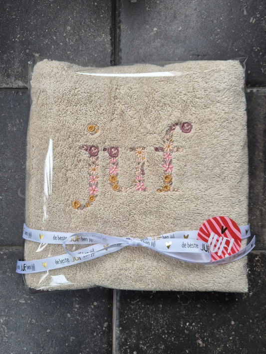 handdoek met geborduurde tekst 'juf' in bloemmotief
