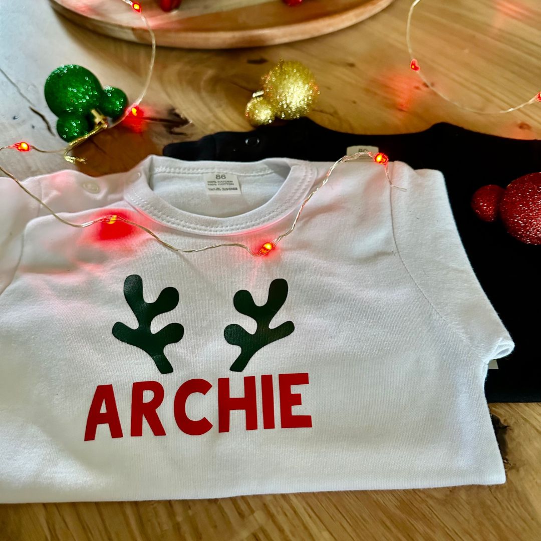 Kerstshirt rendier met naam (verschillende kleuren)