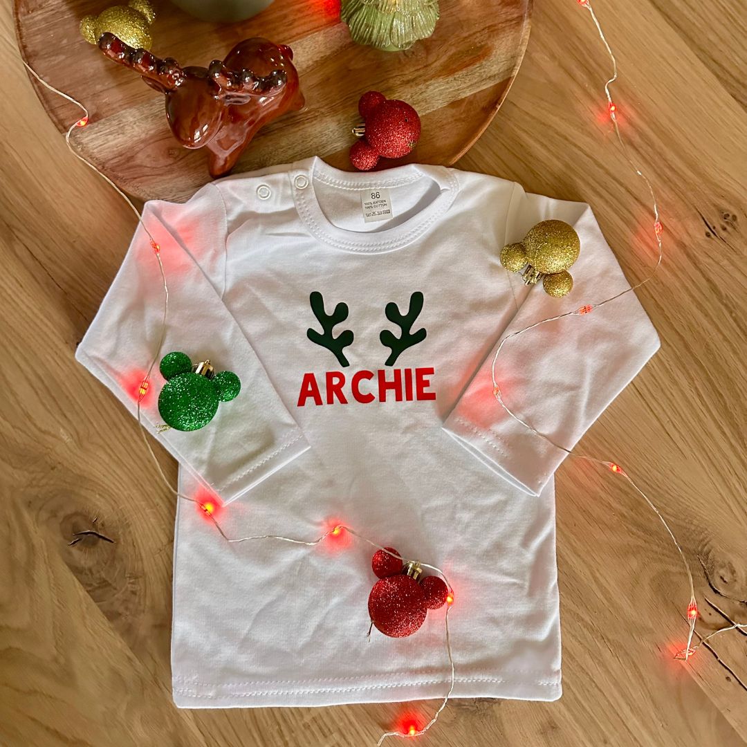 Kerstshirt rendier met naam (verschillende kleuren)