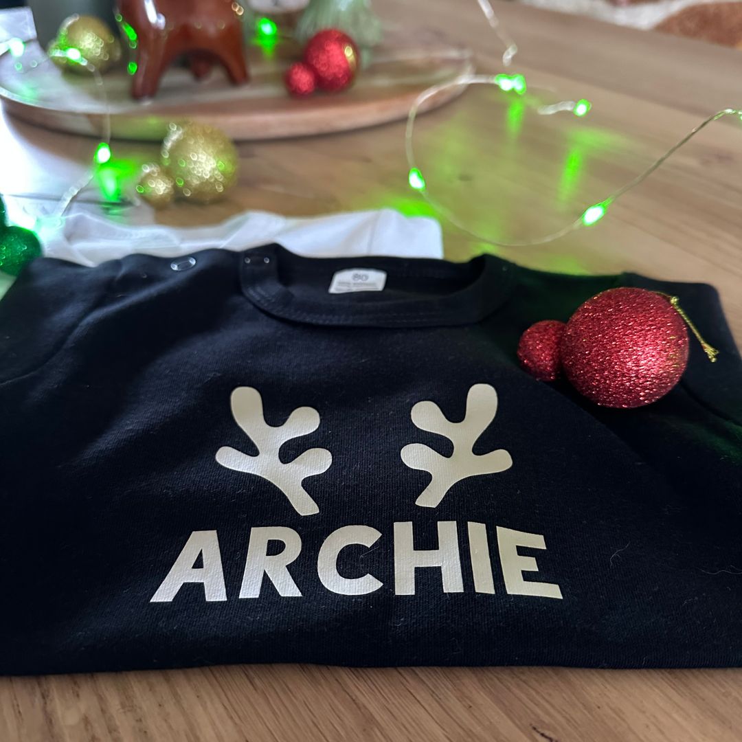 Kerstshirt rendier met naam (verschillende kleuren)