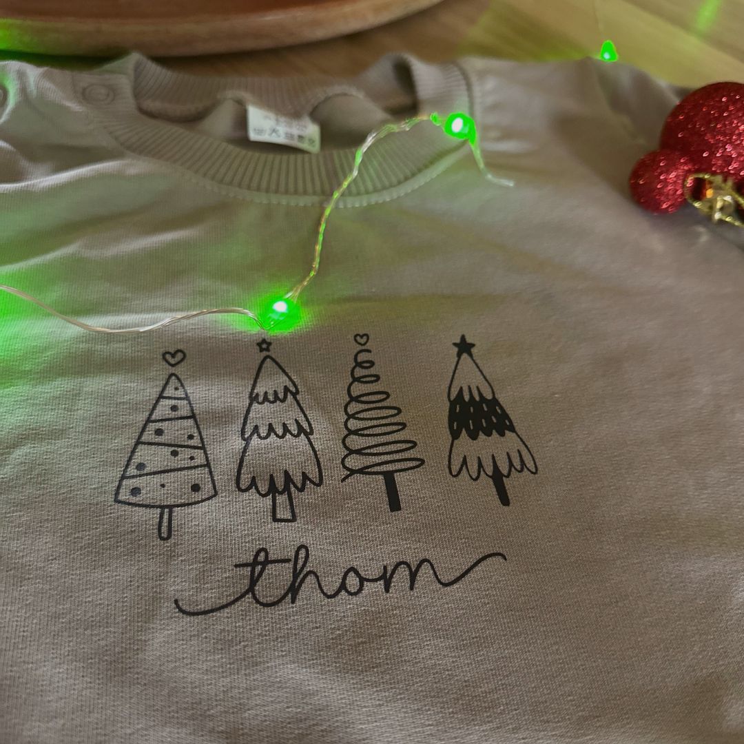 Kersttrui gepersonaliseerd met naam en kerstbomen