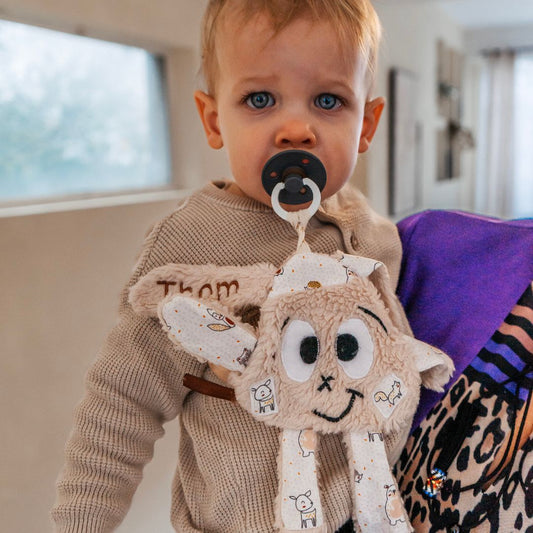 Knuffeldoekje met naam op het oortje - blauw of naturel