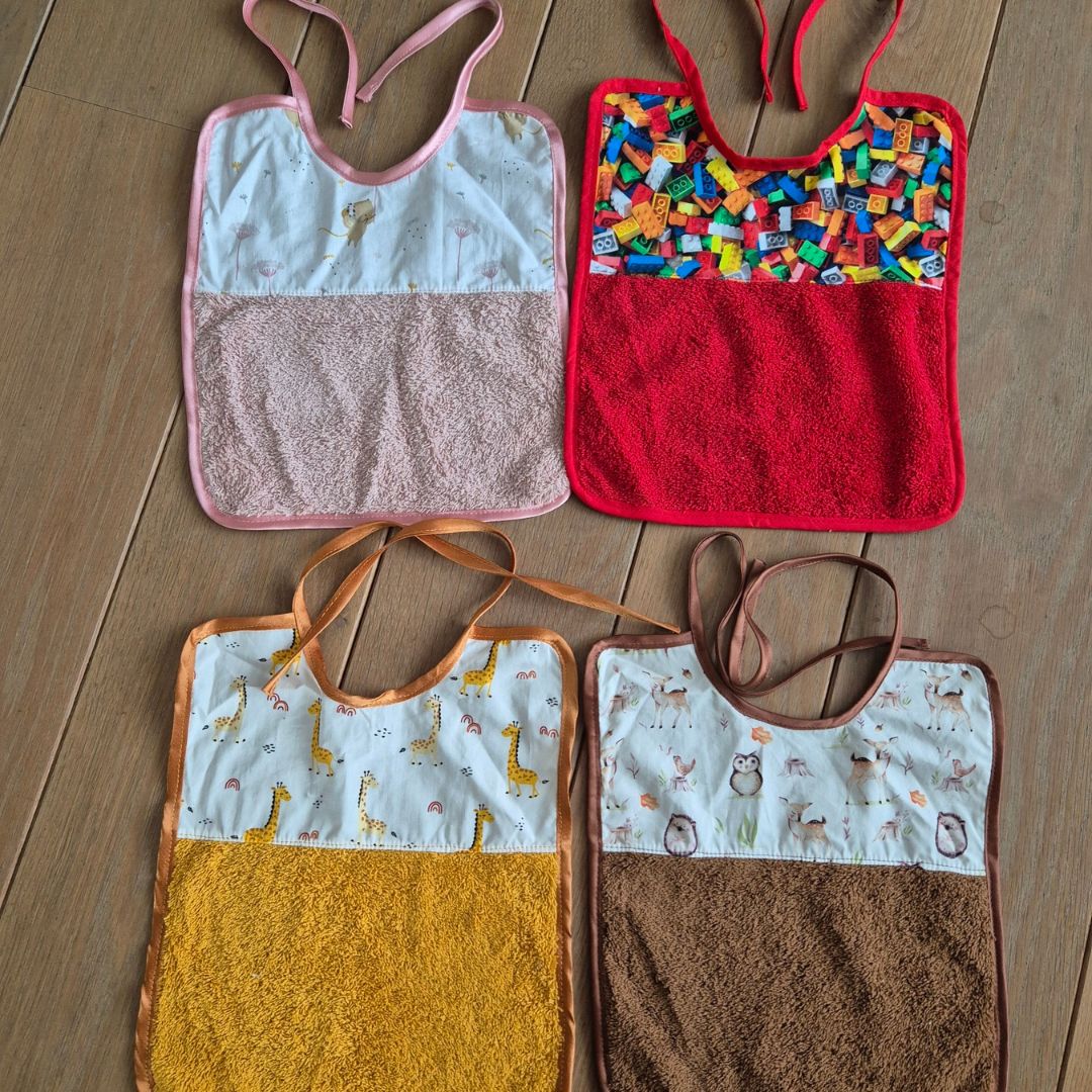 Zelfgemaakte slabbetjes met naam (verschillende kleuren)