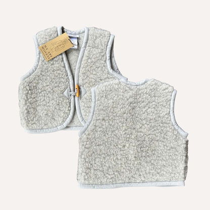 Wollen Bodywarmer met naam (verschillende kleuren) - We Are Wovens